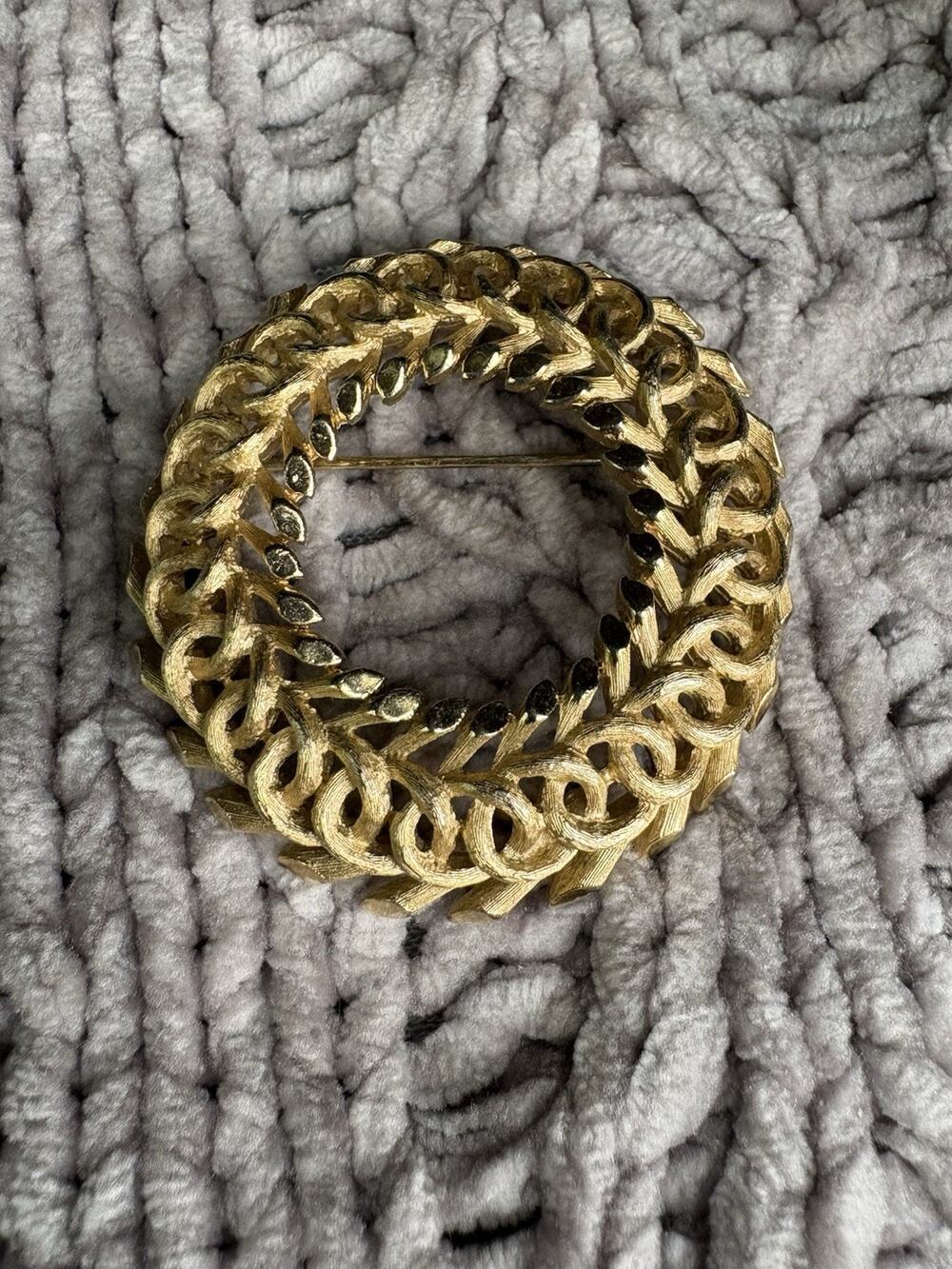 Vintage Trifari Gold Tone Wreath Brooch